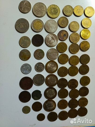 Коллекция монет и купюр
