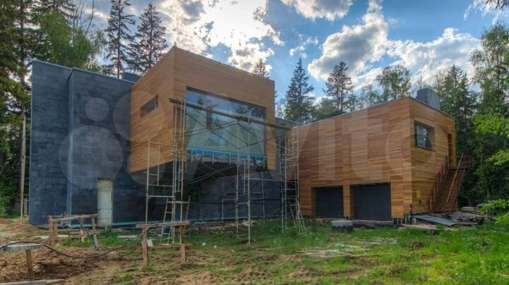 Дом 1200 м² на участке 55 сот.