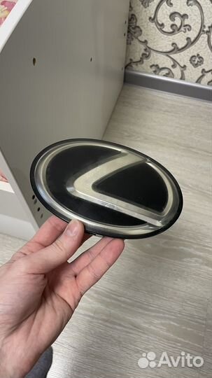 Эмблема в решетку Lexus gs300