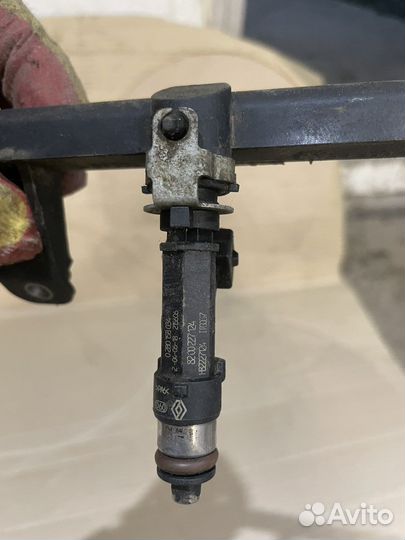 Топливная рампа форсунки Рено Логан 2 Сандеро 2