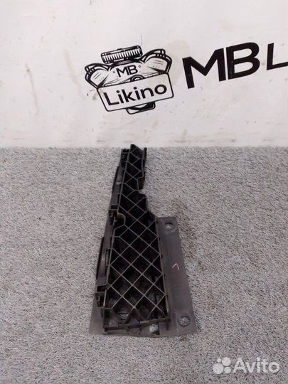 Кронштейн решетки радиатора левый Mercedes Glk