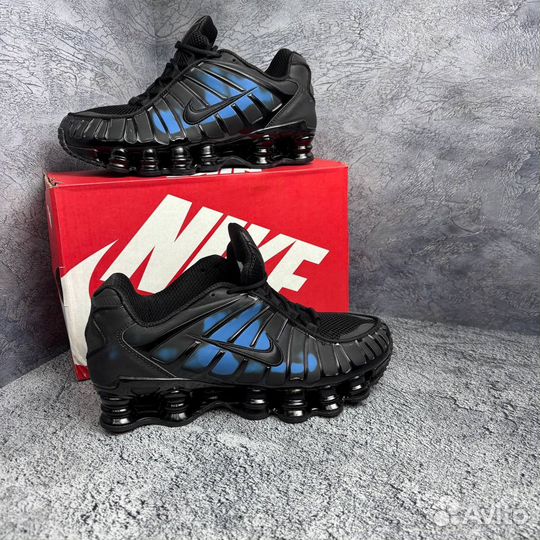 Кроссовки Nike Shox TL на руках