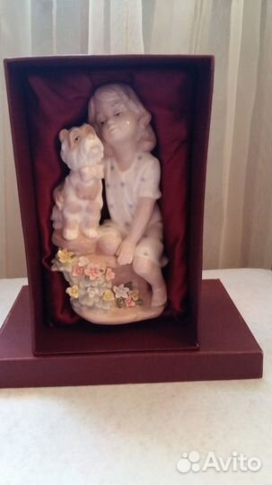 Статуэтка Девочка с собакой (фарфоровая фигурка)