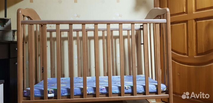Детская кроватка с маятником