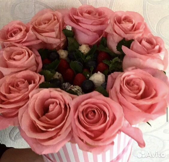 Клубника в шоколаде с розами подарок