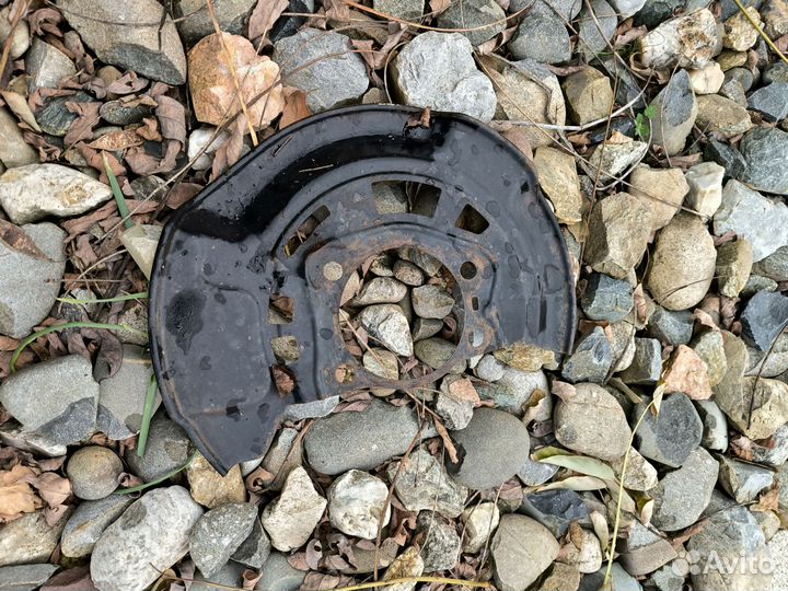 Tоyоtа Rаv4 2007 30 кожух тормозной передний