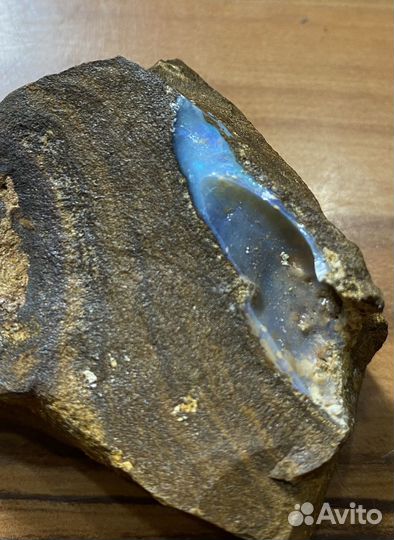 Необработанный благородный опал в породе