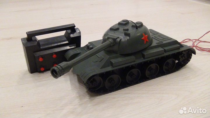 Игрушечный танк кн 70 на пульте СССР
