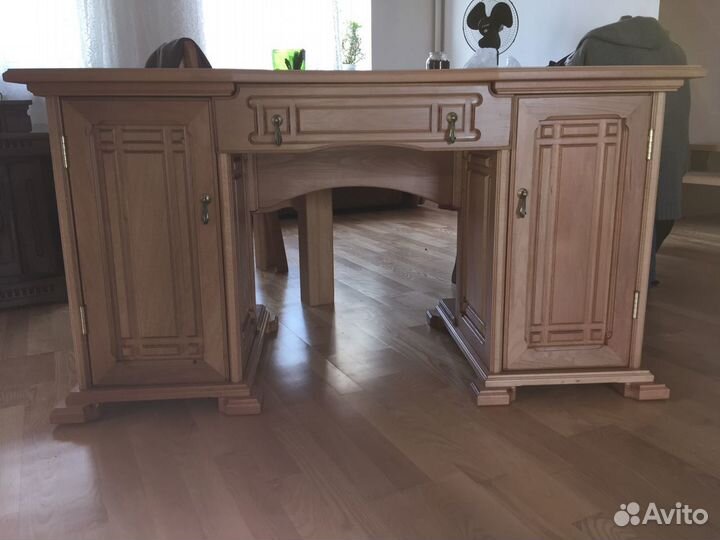 Столы резные из массивного дерева