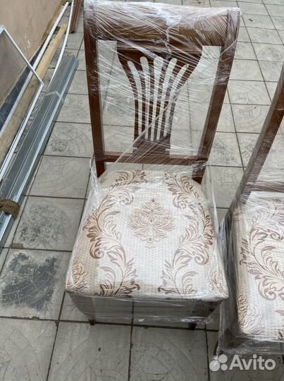 Стол и стулья