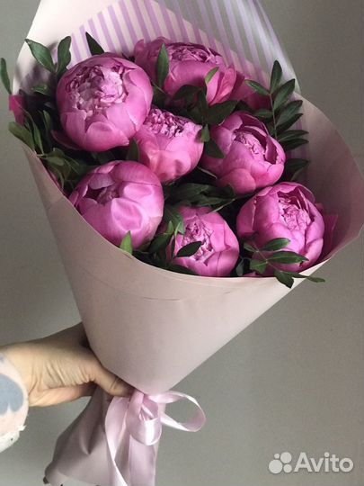 Букет из 7 малиновых пионов