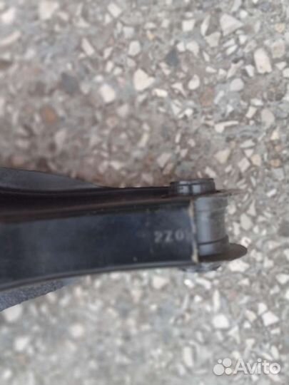 Правый нижний рычаг задней подвески под пружину