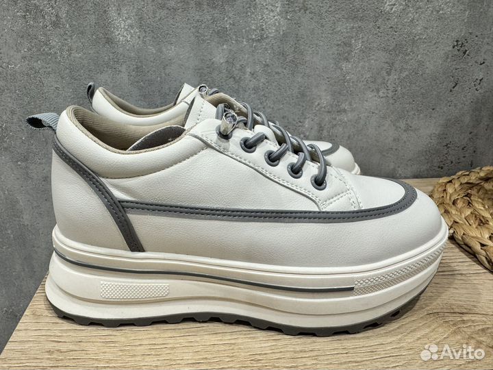 Кроссовки женские новые