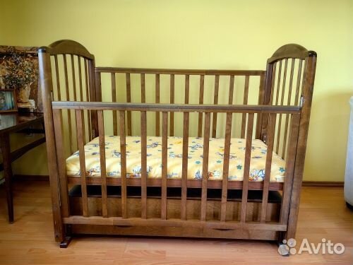 Детская кроватка с продольным маятником