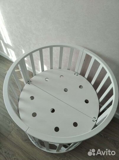Детская кроватка с маятником