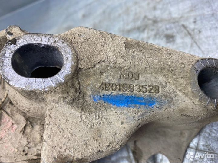 Кронштейн опоры двигателя Volkswagen Passat B5