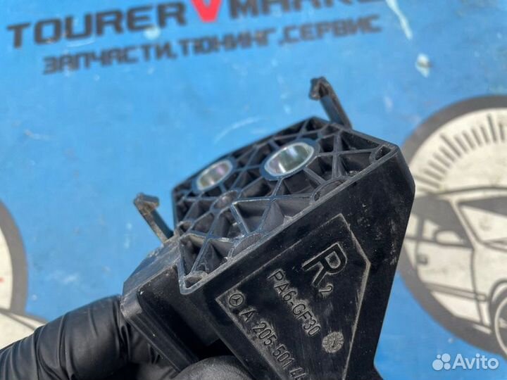 Крепление радиатора правое Mercedes-Benz C-Class