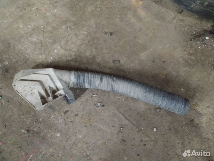 Кронштейн и патрубок фильтра Пассат В4