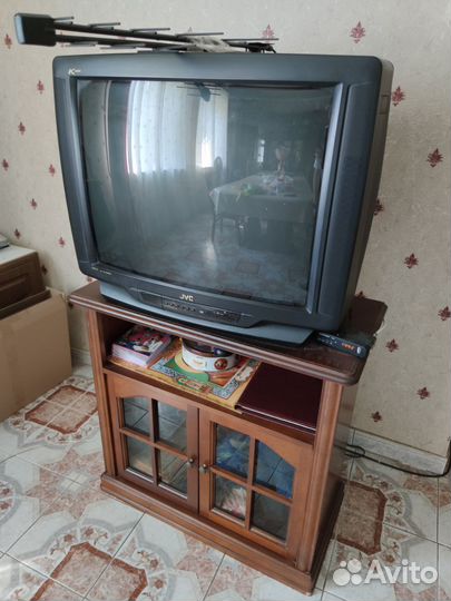 Телевизоры 24 дюйма и 32 дюйма с тумбой