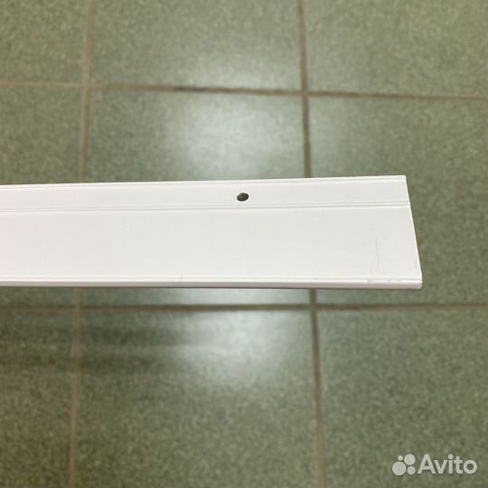 Уголок металлический для стеклянной полки