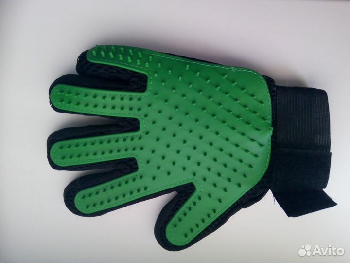 Перчатка для вычесывания шерсти животных Левая