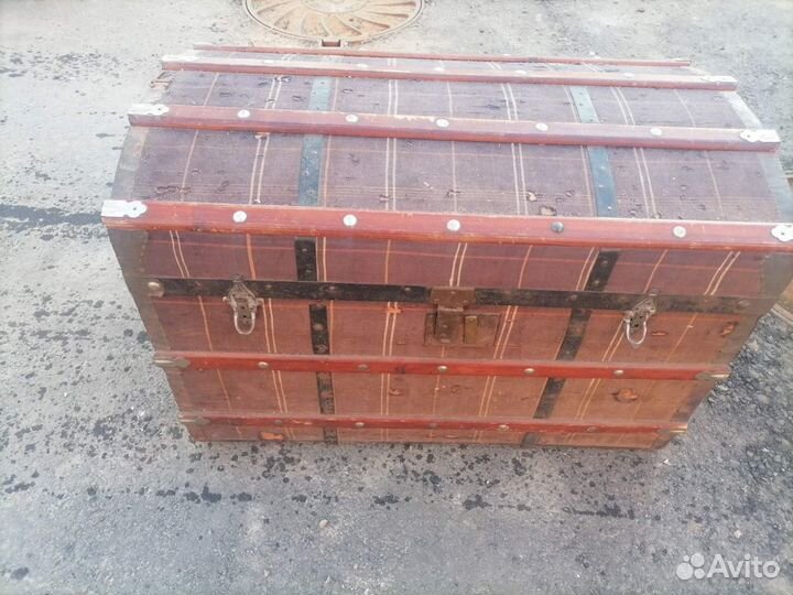 Старинный дорожный сундук