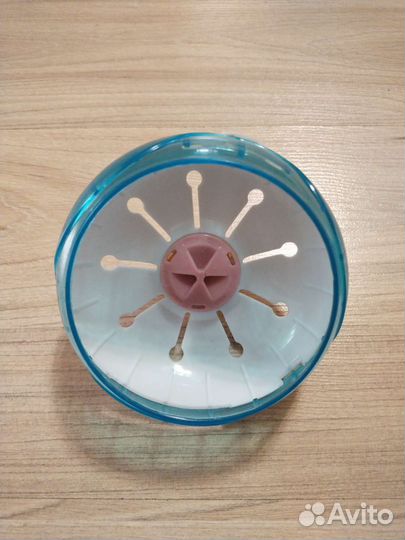 Кормушки, колёсико, ветка на подставке