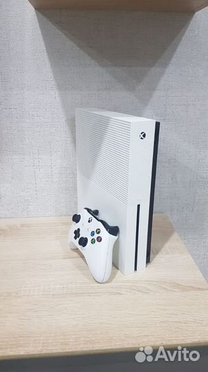 Xbox one s. 460 плюс игр по подписке