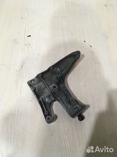 Кронштейн впускного коллектора Ауди А6 С6 2.0 tdi