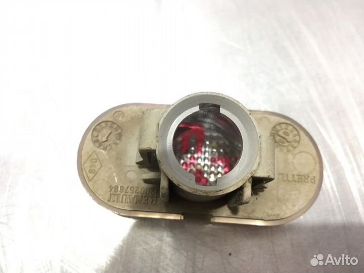 Поворотник в крыле передний левый Renault Logan