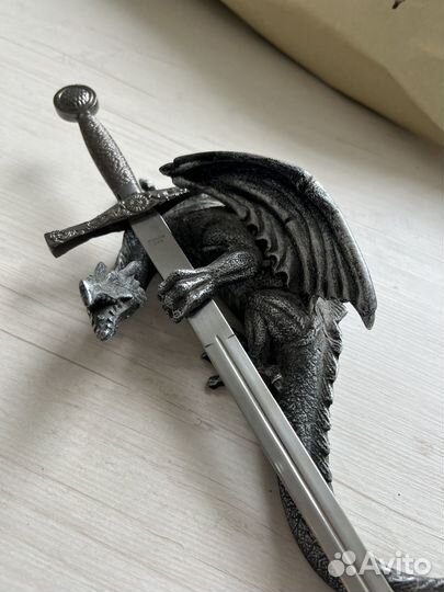Дракон с мечом статуэтка
