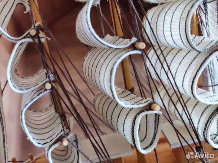 Модель корабля сувенирная из дерева