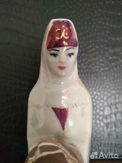 Очень редкая статуэтка «Девушка Армянка с караваем