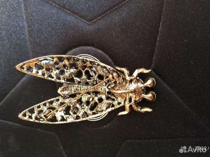 Брошь-муха с разноцветными камнями Сваровски