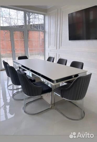 Стол и стулья