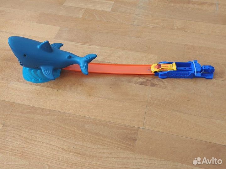 Автомобильный Трек, акула