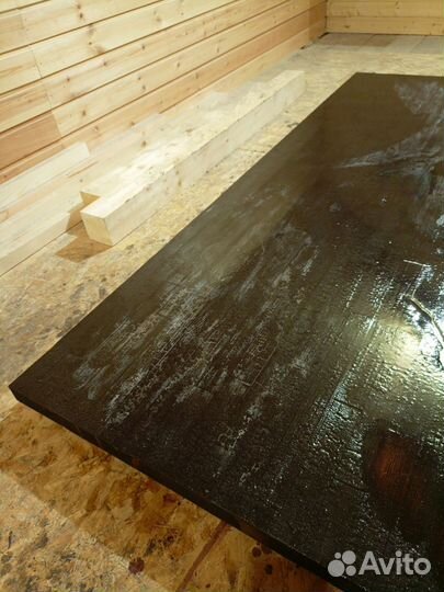 Стол из выжженной древесины и эпоксидной смолы