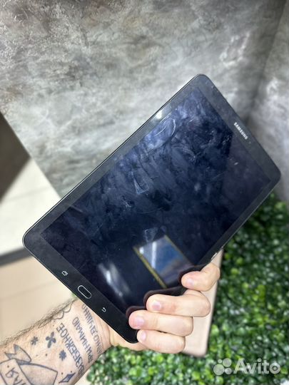 Планшет Samsung SM-T561