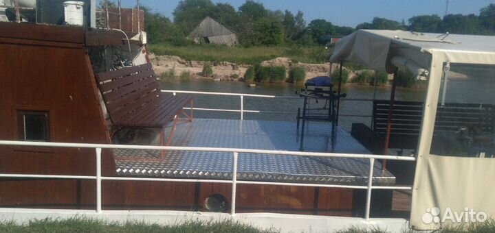 Прогулочный катер