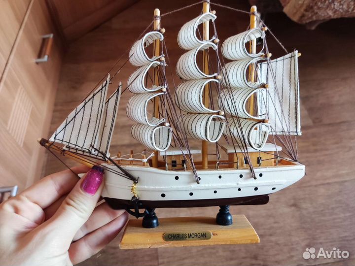 Модель корабля сувенирная из дерева