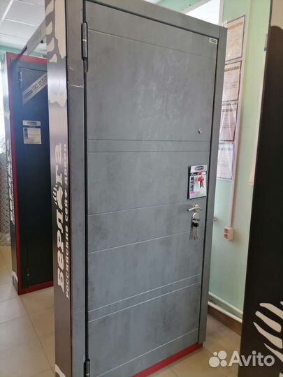 Дверь входная Берлога Тринити