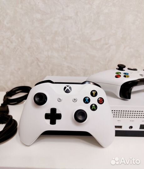 Xbox One S+2 оригинальных джостика+450 игр