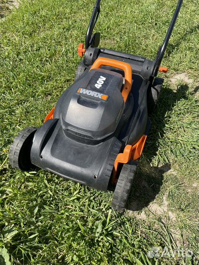 Покос травы триммером