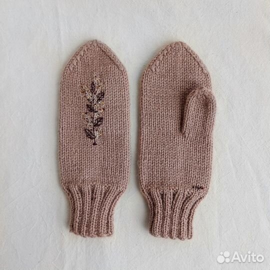 Варежки вязаные шерстяные с вышивкой
