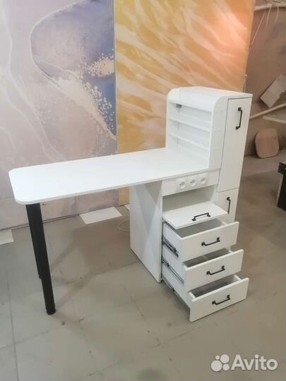 Маникюрный стол