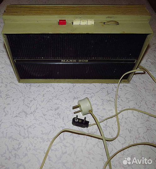 Радиоприёмник трёхпрограммный «Маяк-202» из СССР