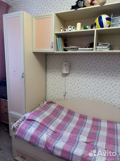 Комплект мебели в детскую