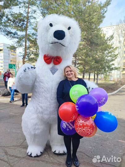 Белый мишка поздравляет