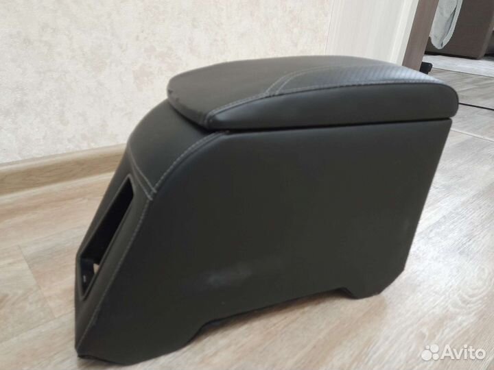 Подлокотник Polo 5 2009-2020 в хорош состоян