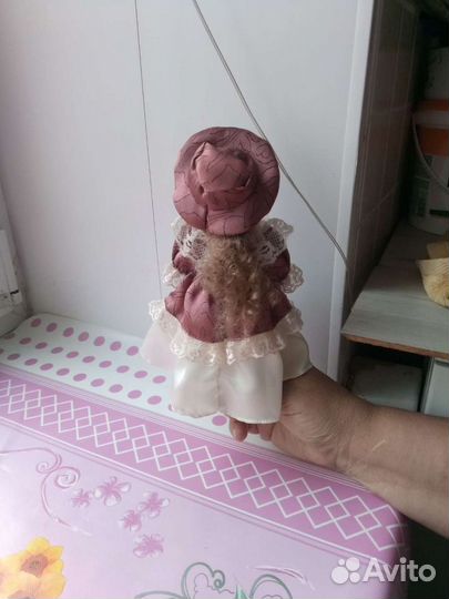 Кукла фарфоровая